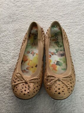 Vionic Beige Laser-Cut Ballet Flats with Bow